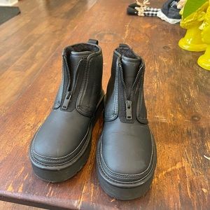 Black platform UGG women’s boots with Faux fur Inside/ wore once for 2 hours